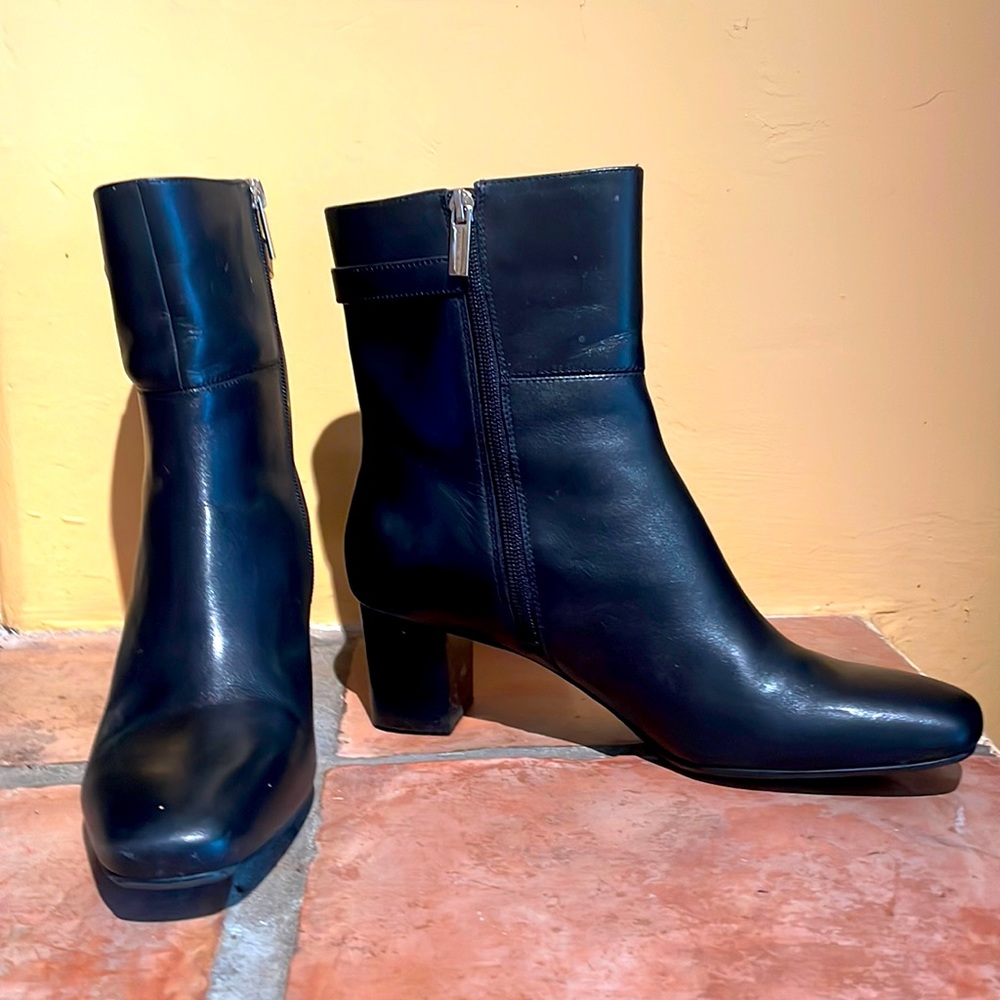 Bandolino short black boots size 10